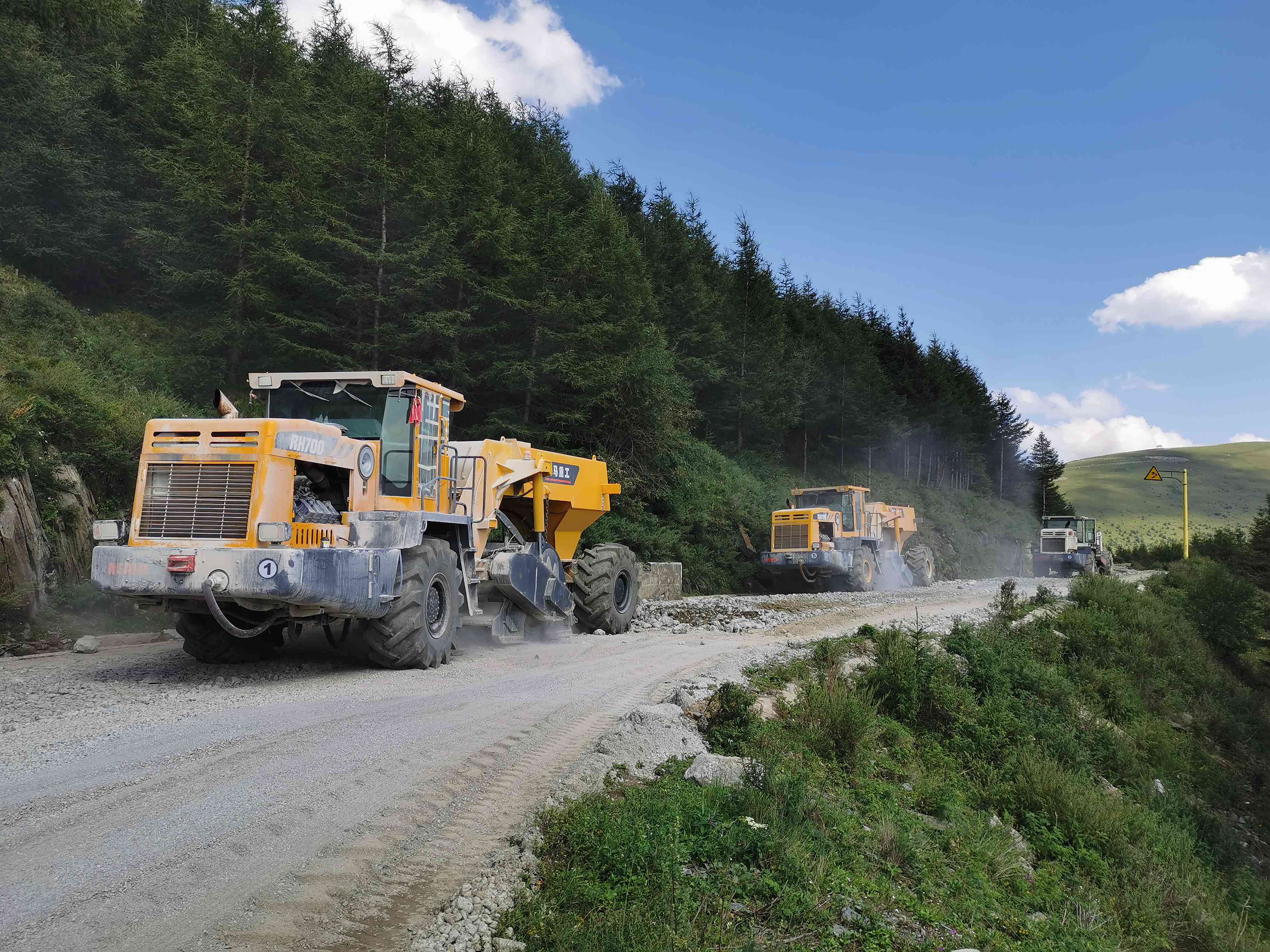 RH700，五臺(tái)山水泥路破碎施工